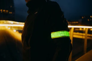 Avento Zestaw opasek odblaskowych LED + USB 44RD-FGZ - Tenis ziemny - miniaturka - grafika 2