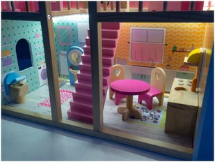 Mamabrum Duży drewniany 3-piętrowy domek dla lalek z tarasem zestawem mebli i oświetleniem LED DOMEK W06A405 - Domki dla lalek - miniaturka - grafika 17