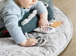 Done By Deer Poduszka Croco Z Zabawkami Powder - Poduszki do karmienia - miniaturka - grafika 5