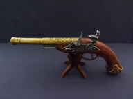 Repliki - broń - Denix SA REPLIKA LEWORĘCZNY PISTOLET SKAŁKOWY NA STOJAKU MODEL 1296L+800 1296L+800 - miniaturka - grafika 1