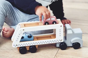 Drewniana Laweta - Cieżarówka Z 4 Samochodami - Samochody i pojazdy dla dzieci - miniaturka - grafika 4