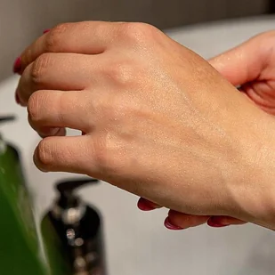 Apis Professional Nawilżający balsam do ciała Black Dream 300 ml - Balsamy i kremy do ciała - miniaturka - grafika 4