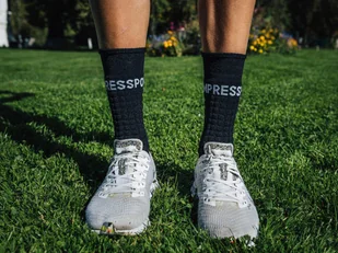 Compressport Skarpetki biegowe zimowe PRORACING SOCKS WINTER czarno-czerwone - Skarpetki sportowe męskie - miniaturka - grafika 2