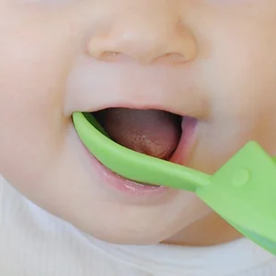 oogaa oogaa Green Boat silikonowa łyżeczka do karmienia - Sztućce dla dzieci - miniaturka - grafika 4