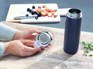 Leifheit Kubek termiczny Flip 600 ml granatowy 03275 - Kubki termiczne - miniaturka - grafika 4