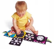 Zabawki interaktywne dla dzieci - Miękka książeczka mata kontrastowa Manhattan Toy - miniaturka - grafika 1