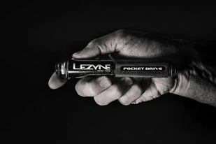 Lezyne Pompka rowerowa POCKET DRIVE LOADED 160 psi krótka 140 mm czarna - Pompki rowerowe - miniaturka - grafika 3