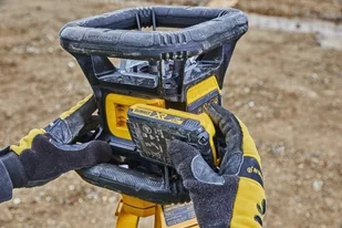 Dewalt akumulatorowy laser obrotowy 80/600m z wiązką zieloną, 18V Li-Ion 1x2,0Ah, TOOL CONNECT BLUETOOTH [DCE080D1GS] - Poziomice laserowe - miniaturka - grafika 7