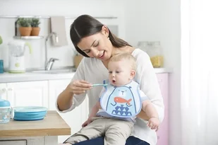 Chicco Pierwsza łyżeczka 8m+ silikonowa miękka różowa - Sztućce dla dzieci - miniaturka - grafika 2