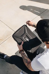 UAG (URBAN ARMOR GEAR) Medium Sleeve etui ochronne do urządzeń 13" czarny ISLUGMBK - Torby na laptopy - miniaturka - grafika 2