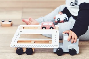 Drewniana Laweta - Cieżarówka Z 4 Samochodami - Samochody i pojazdy dla dzieci - miniaturka - grafika 10