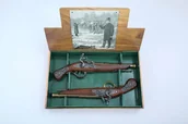 Repliki - broń - Denix SA REPLIKI DWA BRYTYJSKIE PISTOLETY w lakierowanym pudełku MODEL 2-1196 L 2-1196 L - miniaturka - grafika 1