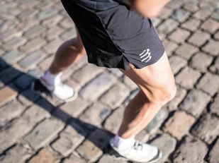Compressport Spodenki do biegania męskie RACING SPLIT SHORT czarne - Spodnie sportowe męskie - miniaturka - grafika 5
