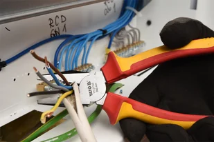 Yato SZCZYPCE UNIWERSALNE 200MM VDE YT-21153 YATO YT-21153 - Pozostałe narzędzia ogrodowe - miniaturka - grafika 4