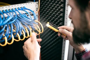 Brennenstuhl lampa inspekcyjna LED / poręczna lampa robocza LED (lampa biurkowa zasilana na baterie, z obrotowym klipsem z magnesem), żółty / czarny - Latarki - miniaturka - grafika 4