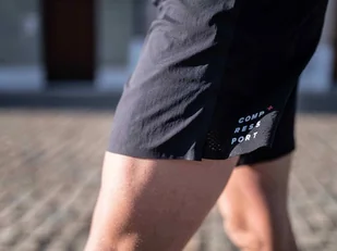 Compressport Spodenki do biegania męskie RACING SPLIT SHORT czarne - Spodnie sportowe męskie - miniaturka - grafika 4