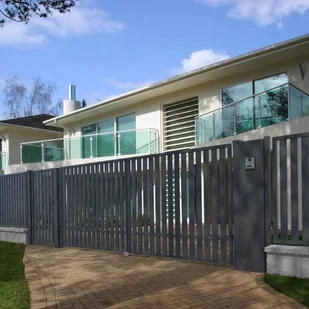 Słupek ogrodzeniowy wielofunkcyjny 10 x 33 x 155 cm RAL9005 S0114 - Akcesoria do ogrodzeń - miniaturka - grafika 2