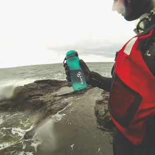 Bidon sportowy na wodę ION8 BPA Free 750 ml Aqua - Shakery i bidony sportowe - miniaturka - grafika 2