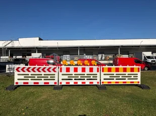 Barierka drogowa z tworzywa sztucznego TOROS U-20 (wym. 2100 x 1070 mm) - Wyposażenie miejsc publicznych - miniaturka - grafika 7