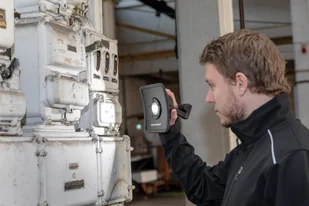 Scangrip akumulatorowa lampa robocza ze ściemniaczem COB LED 2000 lumenów, Li-lon 7,3V/4Ah, POWERBANK USB, NOVA R Scangrip [03.5456] 03.5456 - Latarki - miniaturka - grafika 8