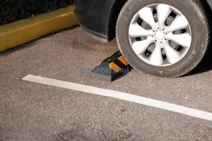 Kauczukowy ogranicznik parkingowy z żółtym odblaskiem (wym. 550x150x100mm) - Wyposażenie miejsc publicznych - miniaturka - grafika 6