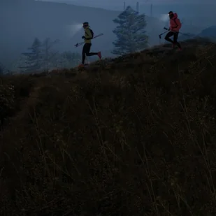 Fenix Latarka diodowa HL18R-T czołówka czerwona 039-476 - Latarki - miniaturka - grafika 15