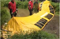 Sprzęt przeciwpożarowy - Fluvial Innovations Samoczynnie Podnosząca Się Zapora Przeciwpowodziowa 10 M 50 Cm - miniaturka - grafika 1