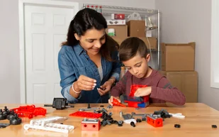 Spin Master Spin Zestaw do składania Wóz strażacki Fire Engine światła i dźwięk 6028420 - Klocki - miniaturka - grafika 8