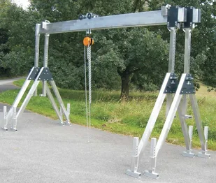 999 99967553 Suwnica bramowa aluminiowa składana z kołami na sprężynie udźwig 1500 kg szerokość 5,23m wys dla pracy wciągarki 2,2-4,00m szerokość stelarzy 2,30m) 67553-uniw - Wciągarki - miniaturka - grafika 6