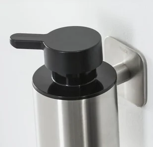 Tiger Colar Dozownik na mydło w płynie wiszący stal szczotkowana 13134.3.09.46 - Wieszaki łazienkowe - miniaturka - grafika 2