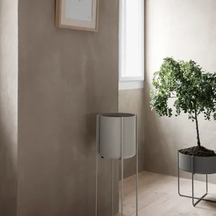 Blomus KENA Kwietnik - Donica do Kwiatów na Stojaku 55 cm - Steel Gray 66018 - Kwietniki - miniaturka - grafika 2