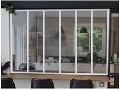 Drzwi wewnętrzne - Vente-Unique pl Przeszklona ścianka BAYVIEW z aluminium lakierowanego termicznie w kolorze białym 180 × 130 cm - miniaturka - grafika 1