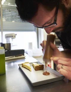 Revol patera Equinoxe 32,5 x 15 x 1,8 cm, porcelana, pieprz, 32,5 x 15 x 1,8 cm RV649567 - Tace i patery - miniaturka - grafika 2