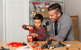 Spin Master Spin Zestaw do składania Wóz strażacki Fire Engine światła i dźwięk 6028420 - Klocki - miniaturka - grafika 9