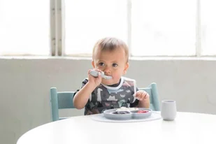 EZPZ Silikonowy kubeczek szary Tiny Cup  EZPZ 818156021387 - Kubki dla dzieci - miniaturka - grafika 5