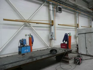 030 DOSTAWA GRATIS! 03060631 Żuraw przyścienny obrotowy + wciągnik łańcuchowy elektryczny na wózku ręcznym udźwig 250 kg długość ramienia 3000 mm) 60631-uniw - Wyposażenie gospodarstwa rolnego - miniaturka - grafika 3