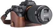 Akcesoria fotograficzne - MegaGear "skórzana torba na aparat do Sony Alpha A7S II, A7r II, gotowe do megagear" A7 II |28  70 MM |  Half-Bottom etui ochronne  trwały, odporny na zadrapania i wgniecenia, brązowy MG1124 - miniaturka - grafika 1
