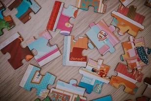 Janod Dzieci Puzzle Dance Academy 100 sztuk gry edukacyjne umiejętności motoryczne i koncentracja etui z uchwytem wykonane we Francji i certyfikowane przez FSC-zielone atramenty od 6 lat, J02616 J02616 - Puzzle - miniaturka - grafika 8