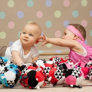 Hencz Toys Moms Care Kolorowa piłeczka zabawka niemowlęca czerwona - Zabawki sensoryczne - miniaturka - grafika 3