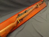 Repliki - broń - Denix SA REPLIKA KARABINU GARAND M-1 NA TABLO MODEL 1105+T+34 1105+T+34 - miniaturka - grafika 1