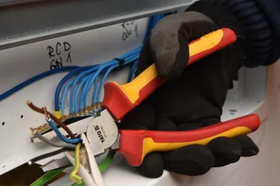 YATO SZCZYPCE UNIWERSALNE 160MM VDE / YT-21151 / YT-21151 - Pozostałe narzędzia ogrodowe - miniaturka - grafika 4