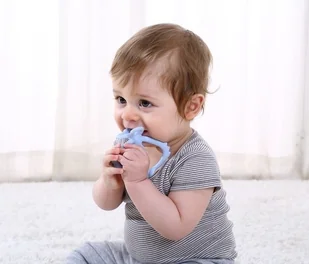 Mombella MIĘTOWA MAŁPKA silikonowy gryzak Mombella MO P8081-1 - Gryzaki dla dzieci - miniaturka - grafika 6