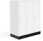 Meble do szkół i przedszkoli - AJ Produkty Szafka do szatni 03, 3 moduły, 3 drzwi, 1340x1200x550 mm, biały, z podstawą - miniaturka - grafika 1