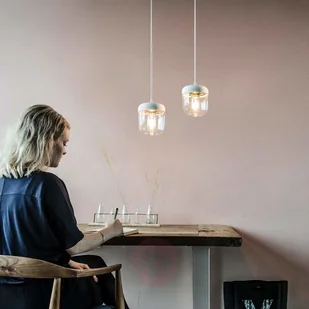 Vita Copenhagen Designerska lampa wisząca Acorn, biała i mosiężna - Lampy sufitowe - miniaturka - grafika 3