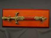 Repliki - broń - Denix SA REPLIKA SZTYLET RYSZARDA LWIE SERCE NA TABLO MODEL 4157N+TM+23 4157N+TM+23 - miniaturka - grafika 1