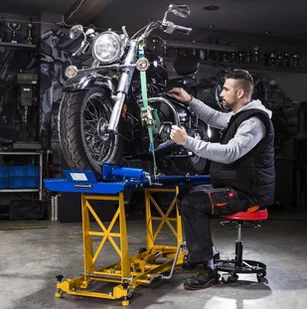 456 MSW Motor Technics 45674749 Podnośnik motocyklowy imadło na korbe udźwig 450 kg wymiary platformy 2200x680 mm wysokość podnoszenia 180-780 mm) 74749-uniw - Stoły warsztatowe - miniaturka - grafika 10