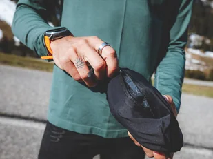 Compressport Kurtka biegowa męska WINTER INSULATED JACKET czarna - Kurtki męskie - miniaturka - grafika 6