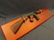 Repliki - broń - Denix SA REPLIKA KARABIN THOMPSON USA M-1 NA TABLO MODEL 1093+TD+34 1093+TD+34 - miniaturka - grafika 1