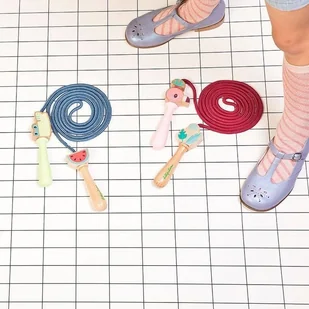 Lilliputiens Skakanka z drewnianymi rączkami Flaming Anais Lilliputiens - Skakanki - miniaturka - grafika 12