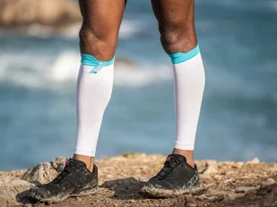 COMPRESSPORT COMPRESSPORT opaski kompresyjne na łydki R2 OXYGEN 2020 białe - Piłka nożna - miniaturka - grafika 3